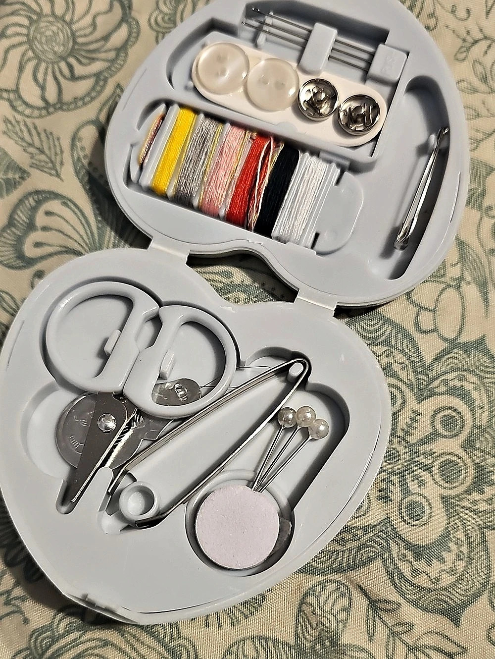 Hello Kitty Heart-Shaped Sewing Kit White - Picture 3 of 7